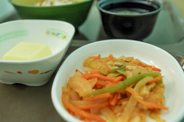 低カロリー減塩病院食（ご飯、鶏のケチャップ炒め、味噌汁、卵豆腐）
