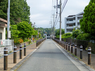 ボラードで区切られた車道と歩道