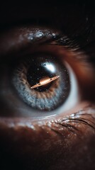 Naklejka premium Close-up of an eye reflecting Saturn surrounded by stars, creating a surreal blend of astronomy and human perception.