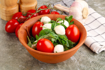 Salad with mozzarella and arugula