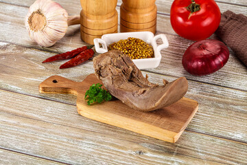 Steamed pork tongue with mustard
