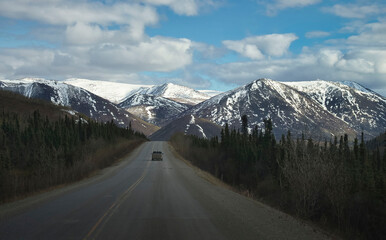 Fototapeta premium Truck on Dalton Highway through mountains