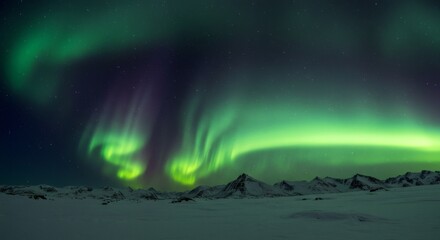 Naklejka premium Majestic Aurora Borealis Display over Snowy Mountain Range at Night