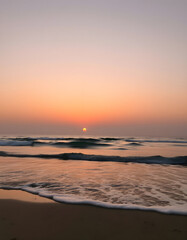 海辺の夕焼けと波の音（静寂に包まれる夏の終わり）