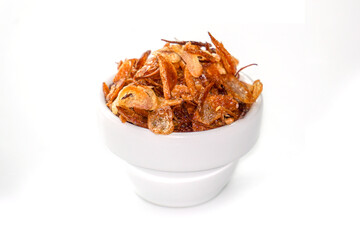 fried red onions, Crispy fried onions in a white bowl are fried to a golden brown color. Benefits of Shallots prevent heart disease Help reduce fat in blood vessels.