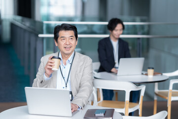 オフィスで仕事をするエンジニア　撮影協力：撮影協力スカパー東京メディアセンター