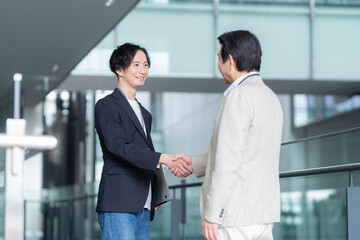 オフィスで仕事をするエンジニア　撮影協力：撮影協力スカパー東京メディアセンター