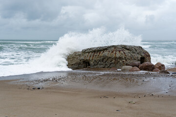 Welle über Bunker an dänischer Nordseeküste