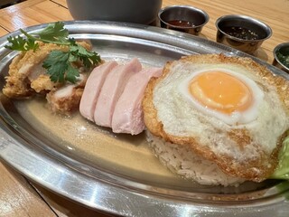 Hainanese chicken rice with sous-vide chicken and fried chicken, served with a fried egg