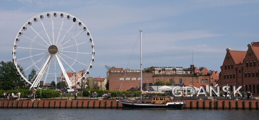 Observation wheel Amber Sky and the capital letters GDANSK on the Motława River coast in Gdańsk © Iwona