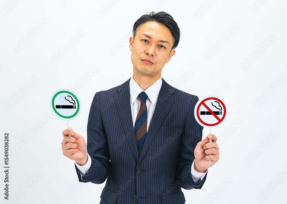 Aufkleber 煙草、禁煙、喫煙、比較、対比、選択、迷う、卒煙、受動喫煙、外来、喫煙者、ビジネスパーソン、ビジネスマン、ミドルエイジ、ミドル、中年、中高年、会社員、サラリーマン、日本人、男性、サイン、マーク、ルール、マナー、規制、条例、法律、罰則、増税、たばこ税、考える、悩む、悩み、不満、不安、心配、困る、トラブル、比べる、問題、検討、政策、政治家、FCTC、喫煙所、ストレス、ビジネス、人物