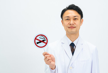 禁煙マークを持つ男性医師