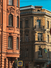 Obraz premium Old ornate corner building with stucco