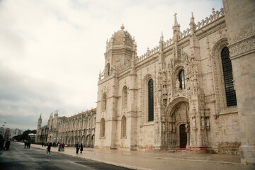 Fototapeta premium リスボンの歴史ある街並みとカラフルな建物