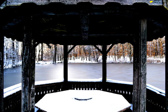 Zamarznięte jezioro z chatki 