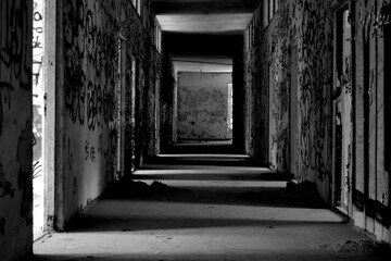 Korytarz w opuszczonym budynku 