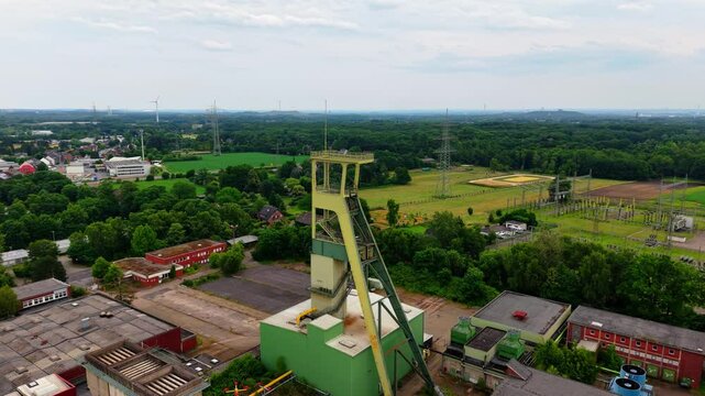 F&ouml;rderturm einer stillgelegten Zeche im Ruhrgebiet im Hochsommer 