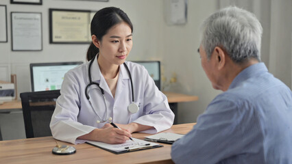 Obraz premium A doctor in a white coat has a conversation with a patient wearing a blue shirt