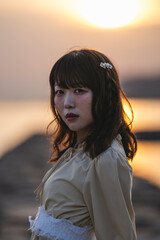 夕暮れの景色の中にいる女性