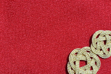 水引細工を使った素材　背景赤色