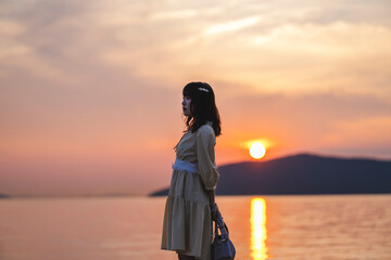 夕暮れの景色の中にいる女性