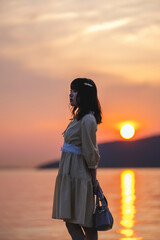 夕暮れの景色の中にいる女性