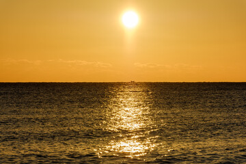 朝日が昇る穏やかな海の風景