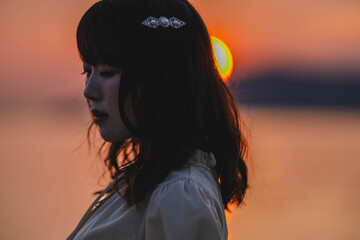 夕暮れの景色の中にいる女性