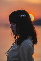 夕暮れの景色の中にいる女性