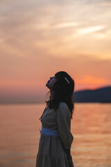 夕暮れの景色の中にいる女性