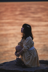 夕暮れの景色の中にいる女性