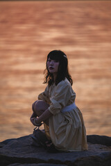 夕暮れの景色の中にいる女性