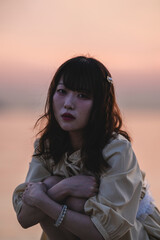 夕暮れの景色の中にいる女性