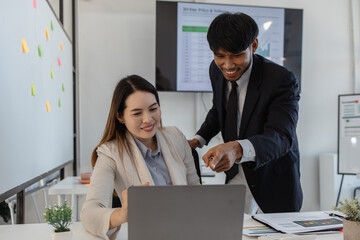 the atmosphere of the company's employees working together, the finance department staff work with the accounting department, a group of businessmen are exchanging insights with each other