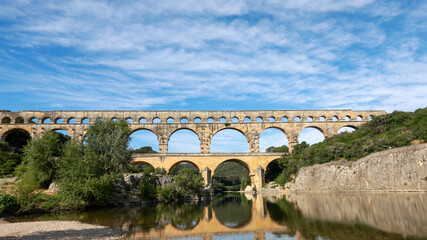 Le pont du Gard avec le Gard en dessous, en été 