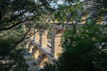 Le pont du Gard en été, vue a travers les arbres 