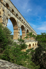 Le pont du Gard en été, vue de cote 