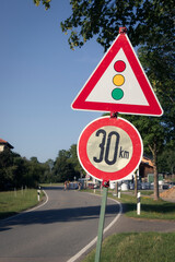 Verkehrszeichen vor Baustelle warnen vor Ampel und Tempolimit