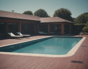 Piscina con bordo in legno davanti a una villa moderna.