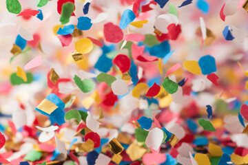 Explosion joyeuse de confettis