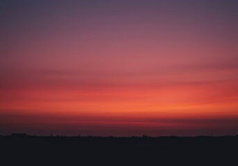Obraz premium Deep red sunset glow over tranquil landscape