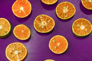 Obraz premium Flat lay sliced ​​tangerines