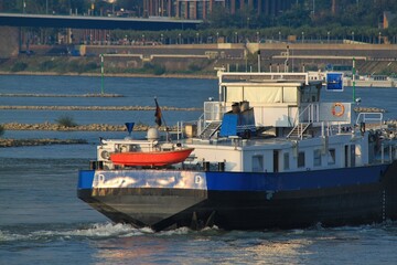 Frachtschiff auf dem Rhein am Landtag in D&uuml;sseldorf