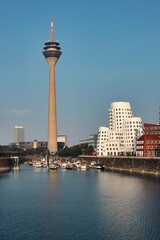 Düsseldorf, Hafenbecken im Medienhafen mit dem Fernsehturm