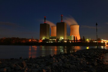 Kraftwerk bei Duisburg am Rhein, Nachtaufnahme