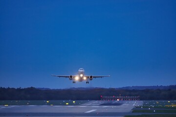 Take Off in die Nacht am Flughafen Düsseldorf