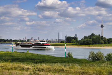 Düsseldorf, Partyschiff auf dem Rhein vor der Düsseldorfer Skyline