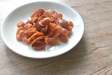 crispy fried slice Chinese pork sausage arranging on plate