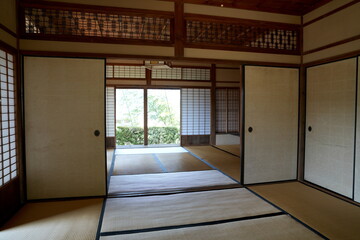 Innenansicht, typisches traditionelles japanisches Haus, Innenausstattung mit Blick in den Garten,...