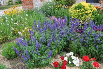 Jardin et massif en fleur devant la maison, aménagement paysager